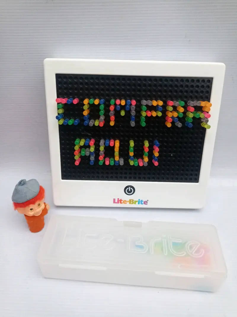 Juego Lite-Brite con piezas coloridas