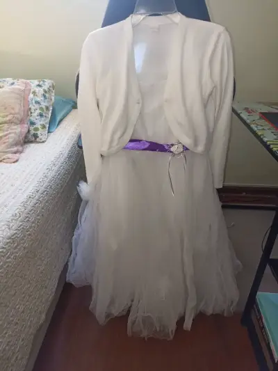 Vestido blanco con bolero y cinturón morado - miniatura 1