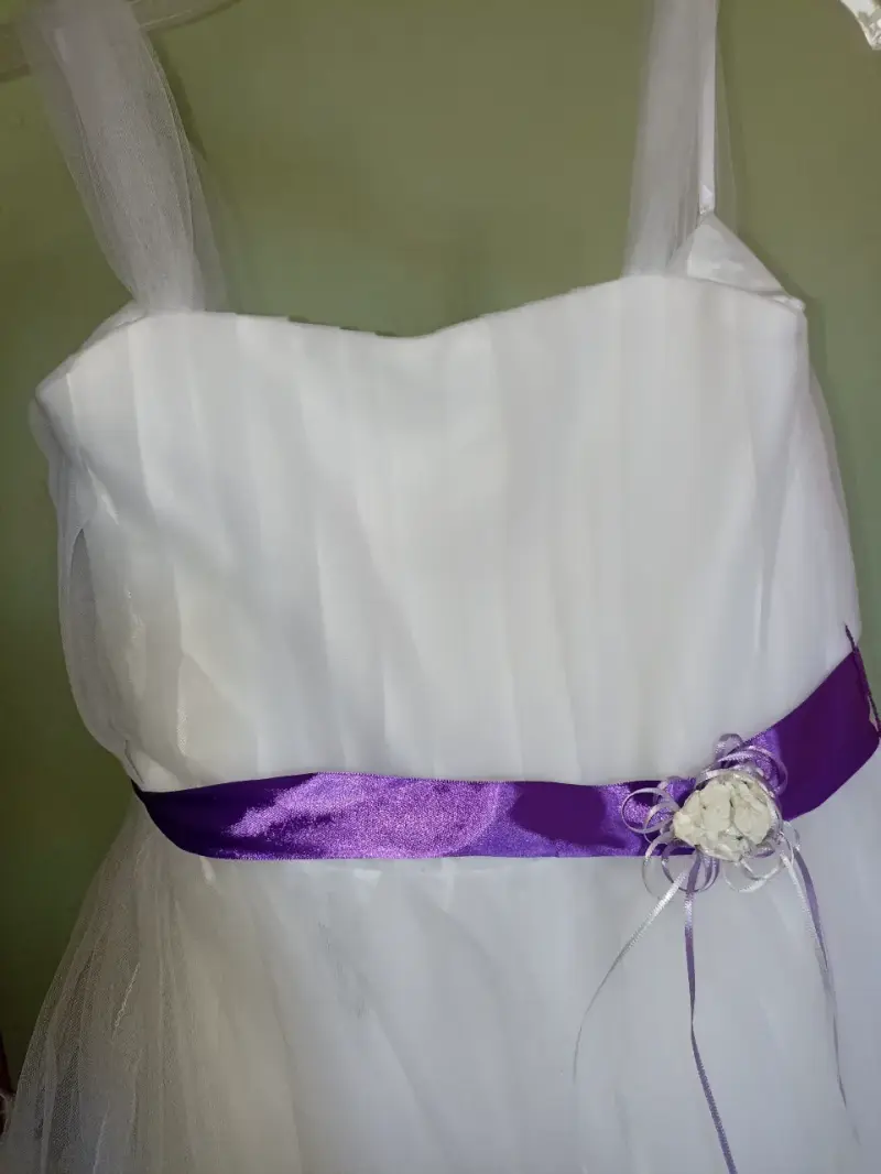 Vestido blanco con bolero y cinturón morado - 3