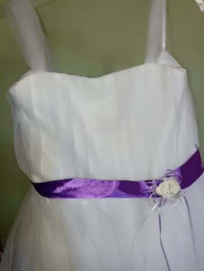 Vestido blanco con bolero y cinturón morado - miniatura 3