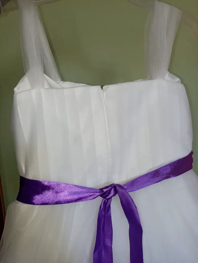 Vestido blanco con bolero y cinturón morado - 4