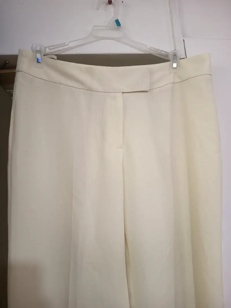 Pantalones beige elegantes para mujer - 1