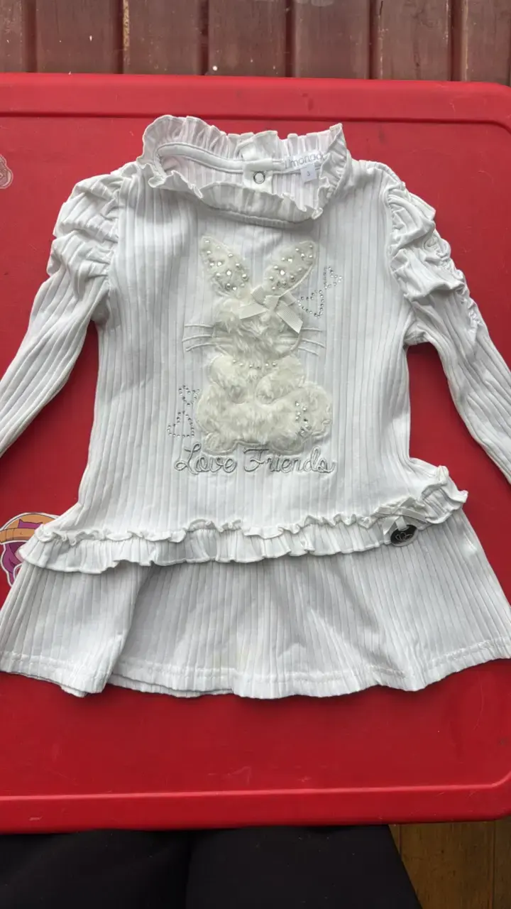 Blusa infantil blanca con diseño de conejo - 1