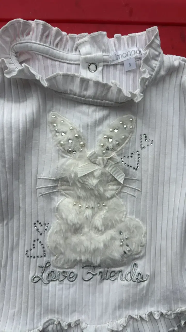 Blusa infantil blanca con diseño de conejo - 2