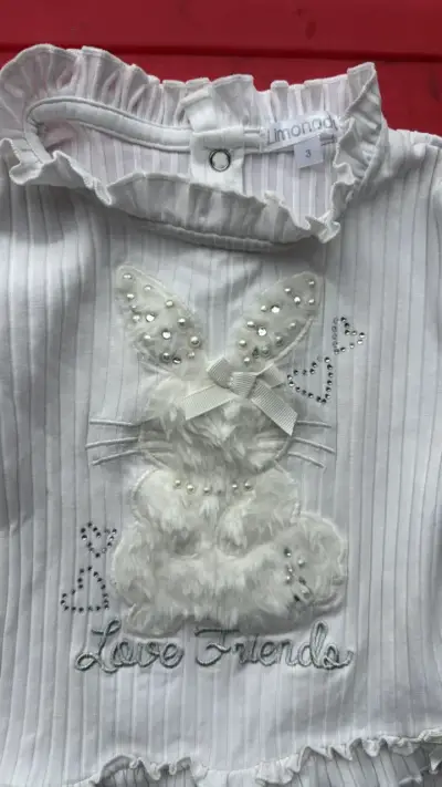 Blusa infantil blanca con diseño de conejo - miniatura 2
