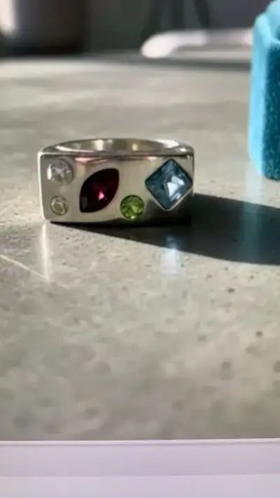 Anillo rodinado con piedras multicolor - miniatura 2