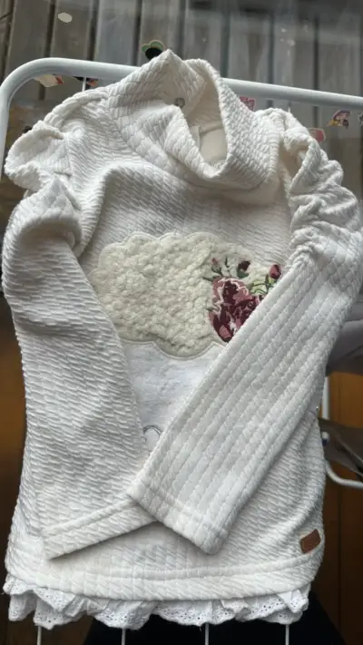 Polera de niña blanca con diseño de oveja - miniatura 3