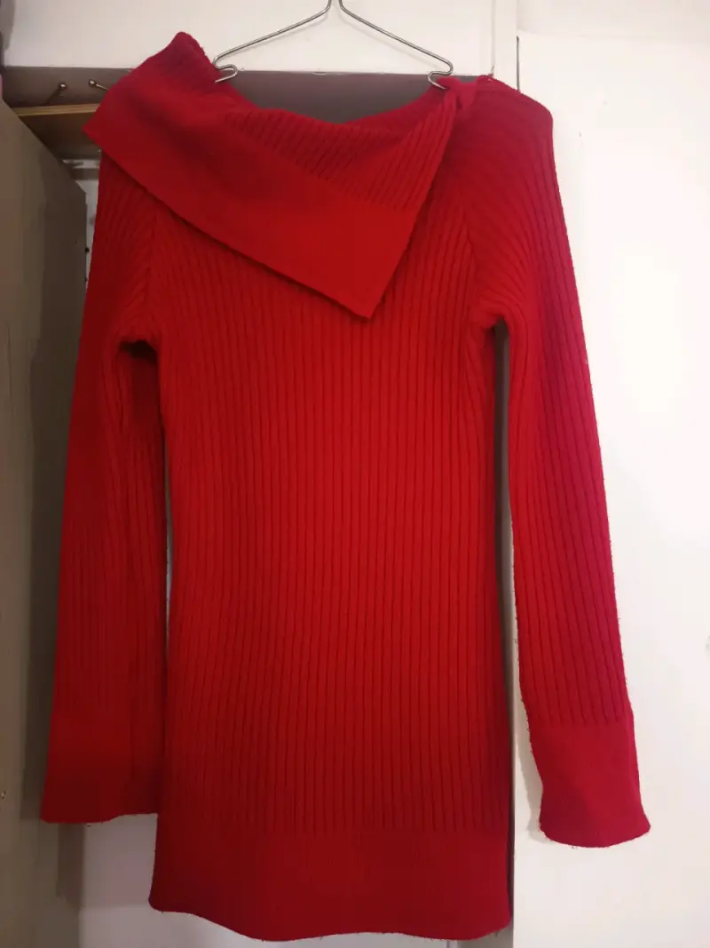Suéter rojo de punto con cuello asimétrico