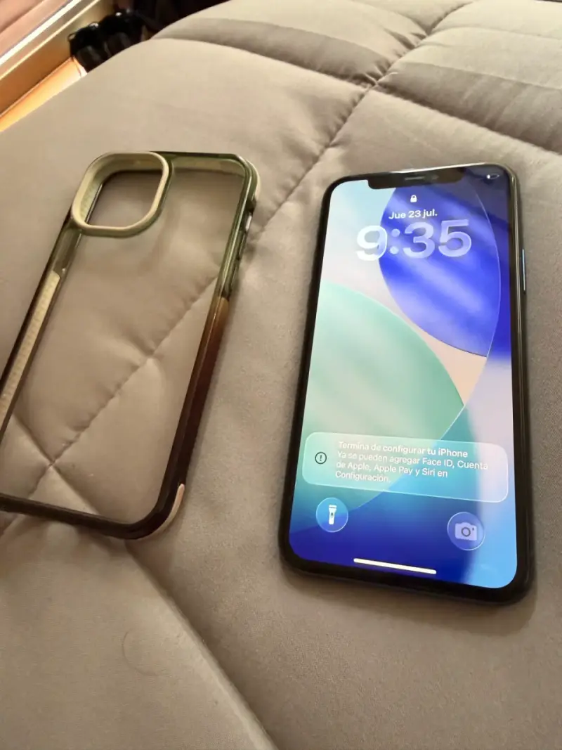 iPhone con funda transparente en buen estado - 1