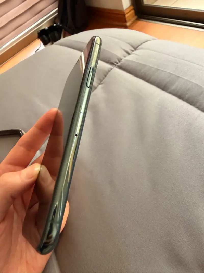 iPhone con funda transparente en buen estado - 2