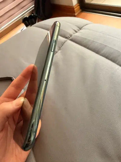 iPhone con funda transparente en buen estado - miniatura 2