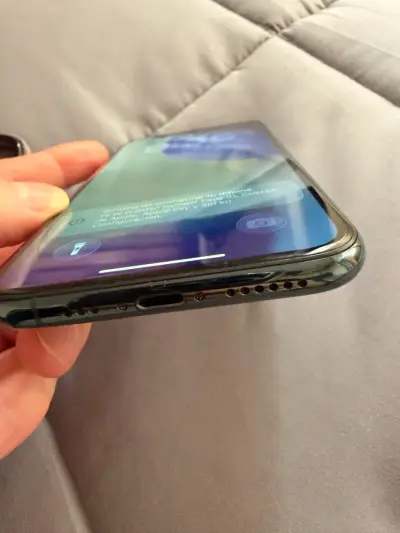iPhone con funda transparente en buen estado - miniatura 3