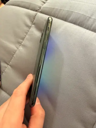 iPhone con funda transparente en buen estado - miniatura 5