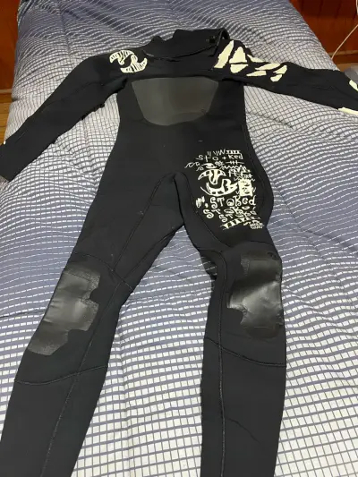 Traje de neopreno para surf negro con diseño gráfico - miniatura 1