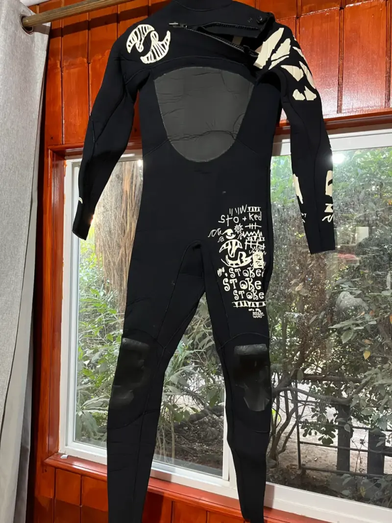 Traje de neopreno para surf negro con diseño gráfico - 2