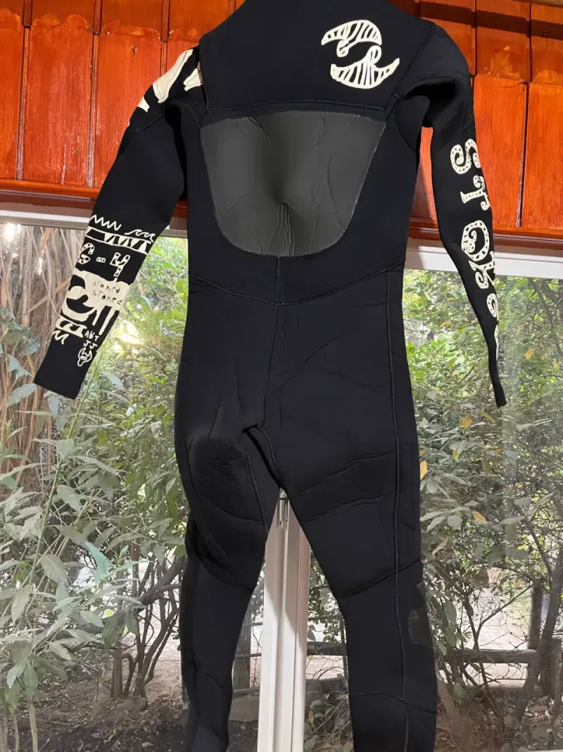 Traje de neopreno para surf negro con diseño gráfico - 3