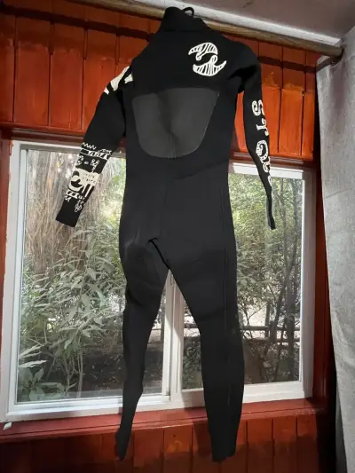 Traje de neopreno para surf negro con diseño gráfico - miniatura 4