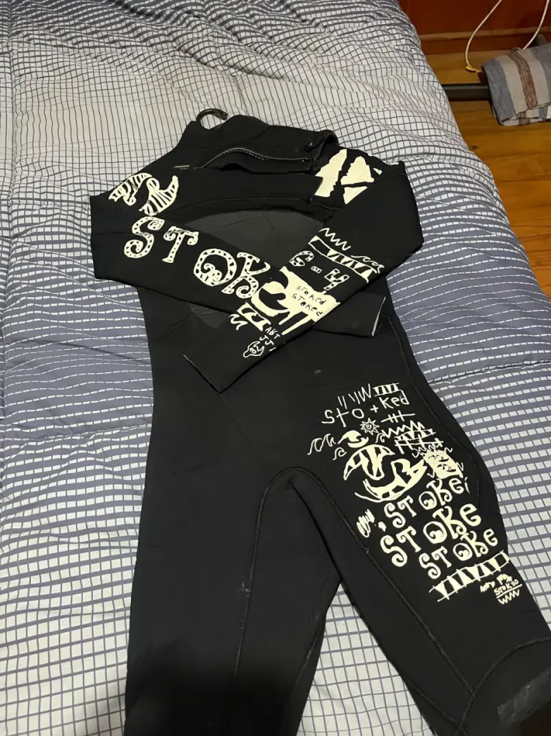 Traje de neopreno para surf negro con diseño gráfico - 5
