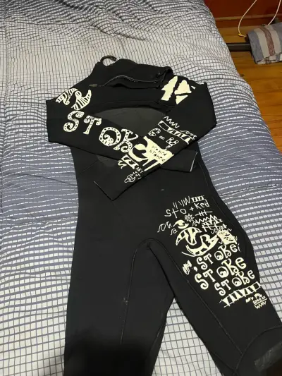 Traje de neopreno para surf negro con diseño gráfico - miniatura 5