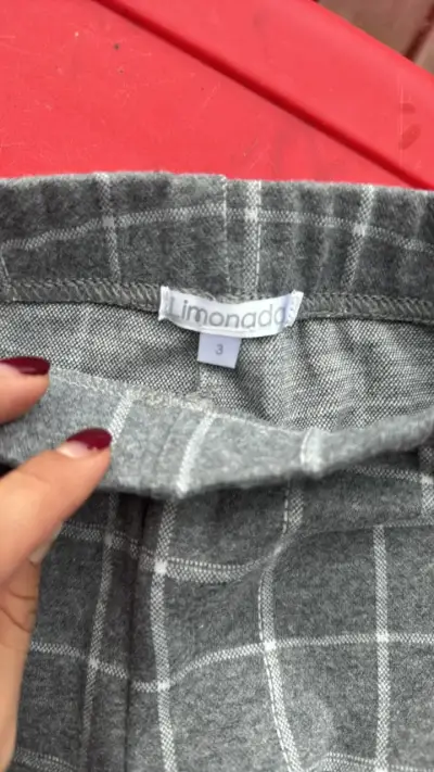 Pantalones de cuadros grises para niñas - miniatura 2