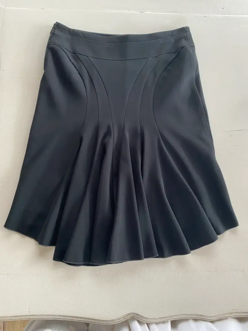 Falda negra Benetton elegante - 4