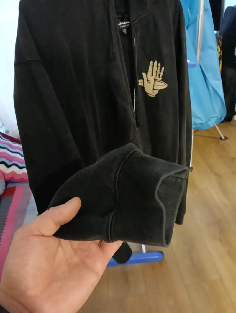 Polerón negro con capucha L - 5