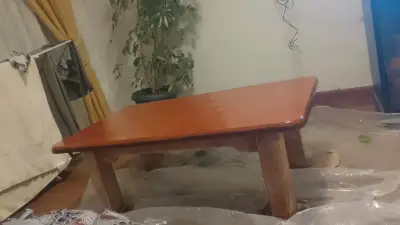 Mesa de centro de madera barnizada - miniatura 1