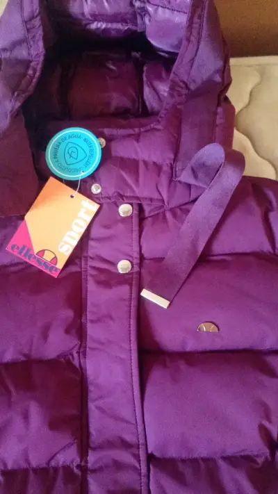 Chaqueta acolchada burdeos con capucha - miniatura 5