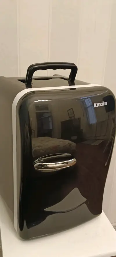 Mini refrigerador portátil Kitzën negro - miniatura 1