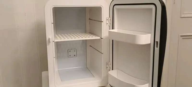 Mini refrigerador portátil Kitzën negro - 2