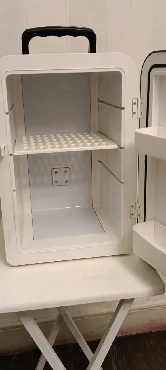 Mini refrigerador portátil Kitzën negro - 5