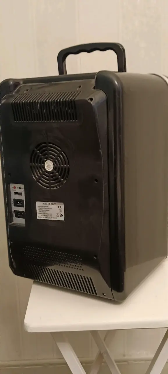 Mini refrigerador portátil Kitzën negro - 6
