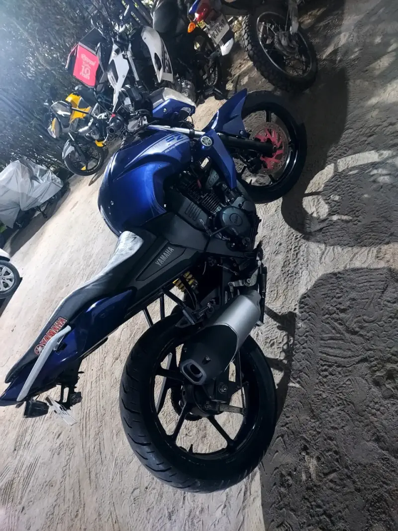 Moto Yamaha deportiva azul en buen estado - 1