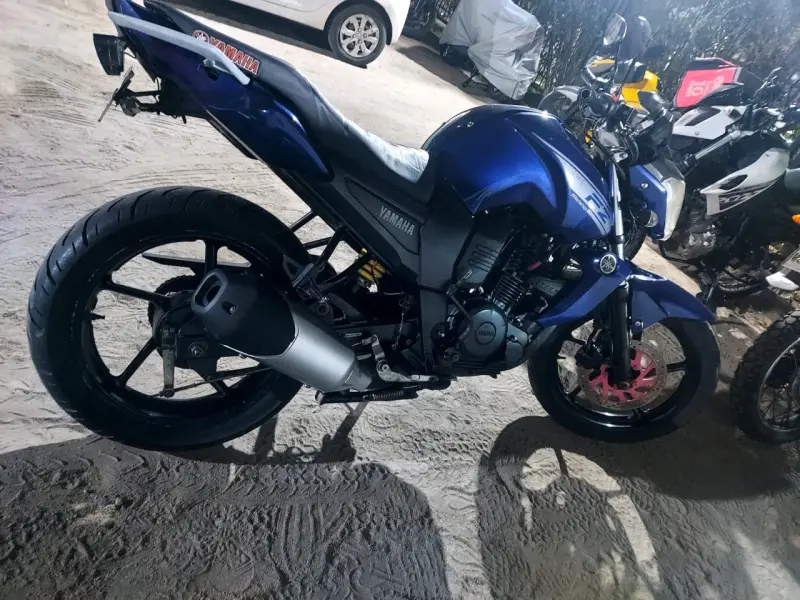 Moto Yamaha deportiva azul en buen estado - 2