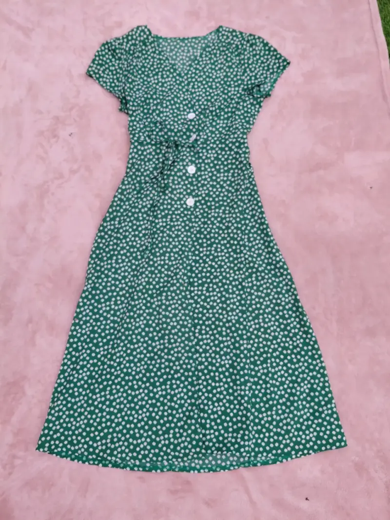 Vestido verde con estampado de lunares