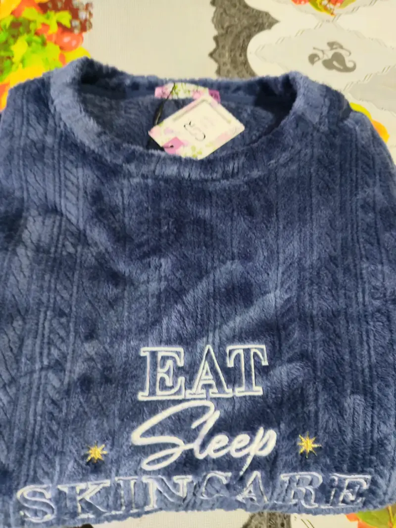 Pijama polar azul con diseño 'Eat Sleep Skincare'