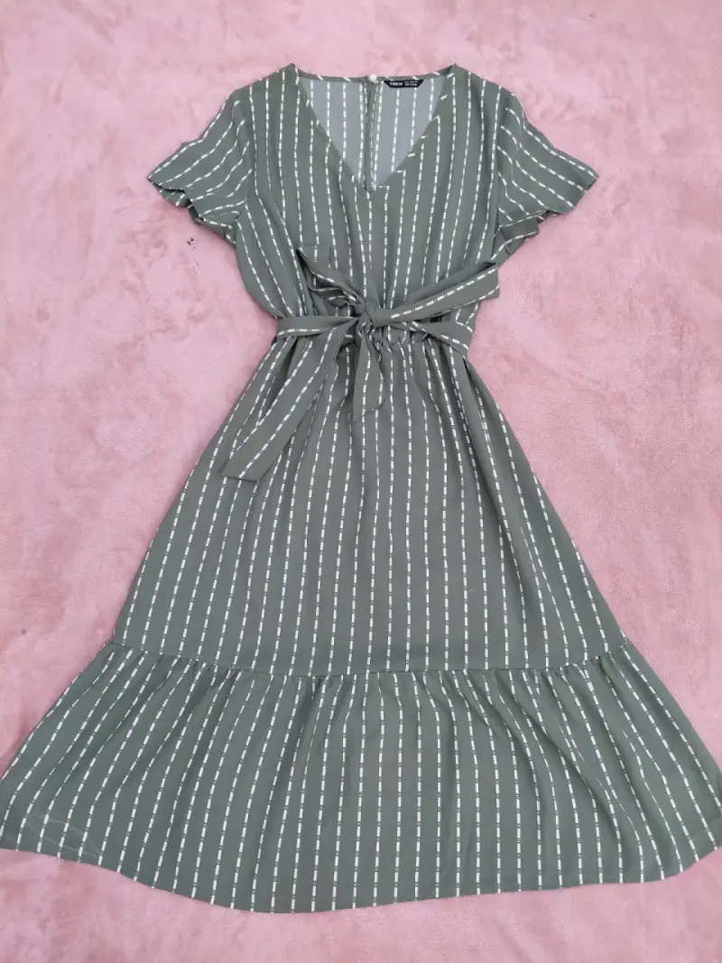 Vestido verde con rayas y cinturón