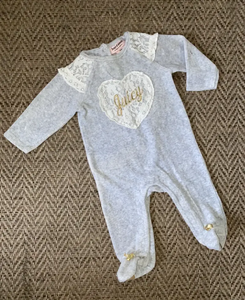 Enterito de bebé Juicy Couture gris con encaje - 1
