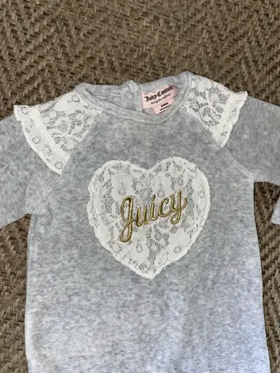Enterito de bebé Juicy Couture gris con encaje - miniatura 2