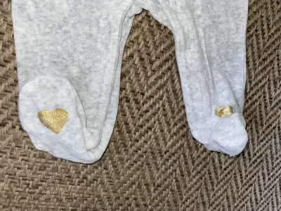 Enterito de bebé Juicy Couture gris con encaje - miniatura 3