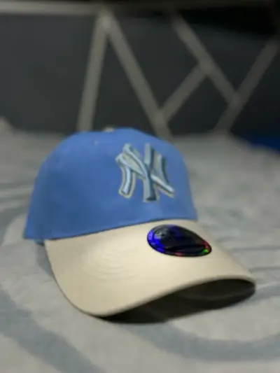 Gorra azul New Era con logo bordado - miniatura 1
