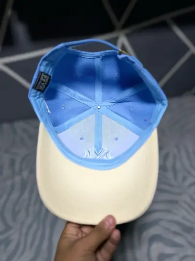 Gorra azul New Era con logo bordado - miniatura 3