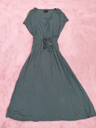 Vestido largo verde con cinturón ajustable - miniatura 1