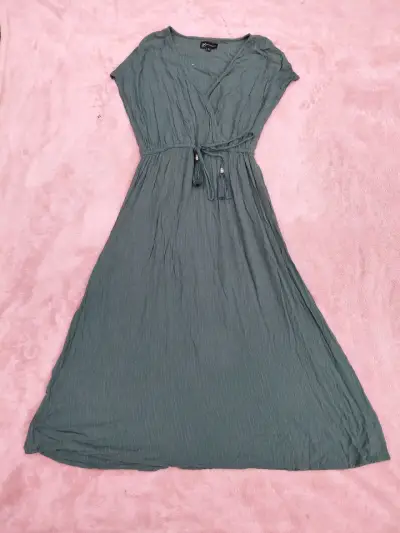 Vestido largo verde con cinturón ajustable - miniatura 2