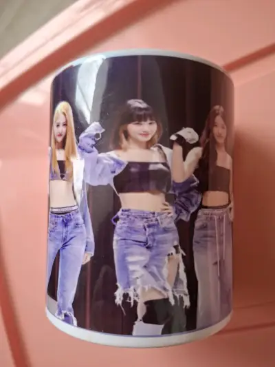 Taza de cerámica con diseño de grupo musical kpop - miniatura 1