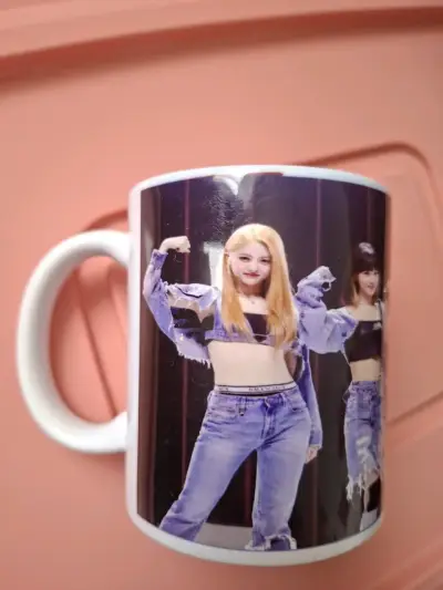 Taza de cerámica con diseño de grupo musical kpop - miniatura 2