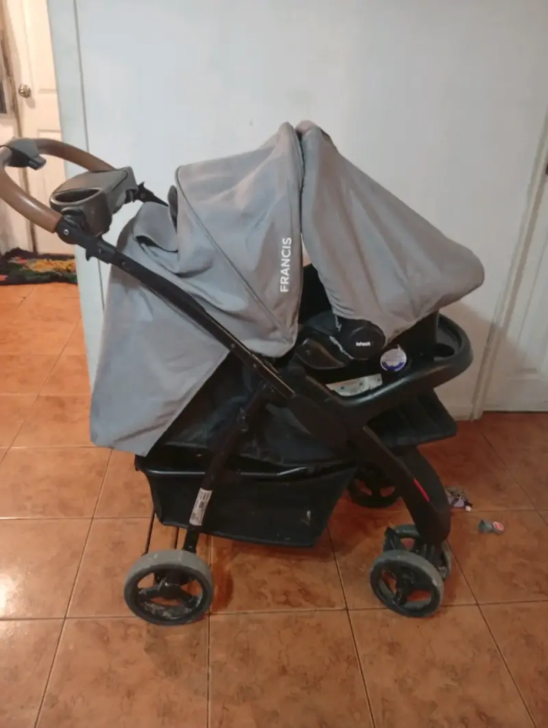 Coche de bebé Cosco plegable y compacto - 2