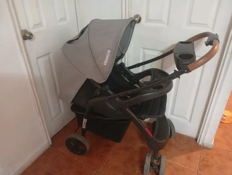 Coche de bebé Cosco plegable y compacto - 4