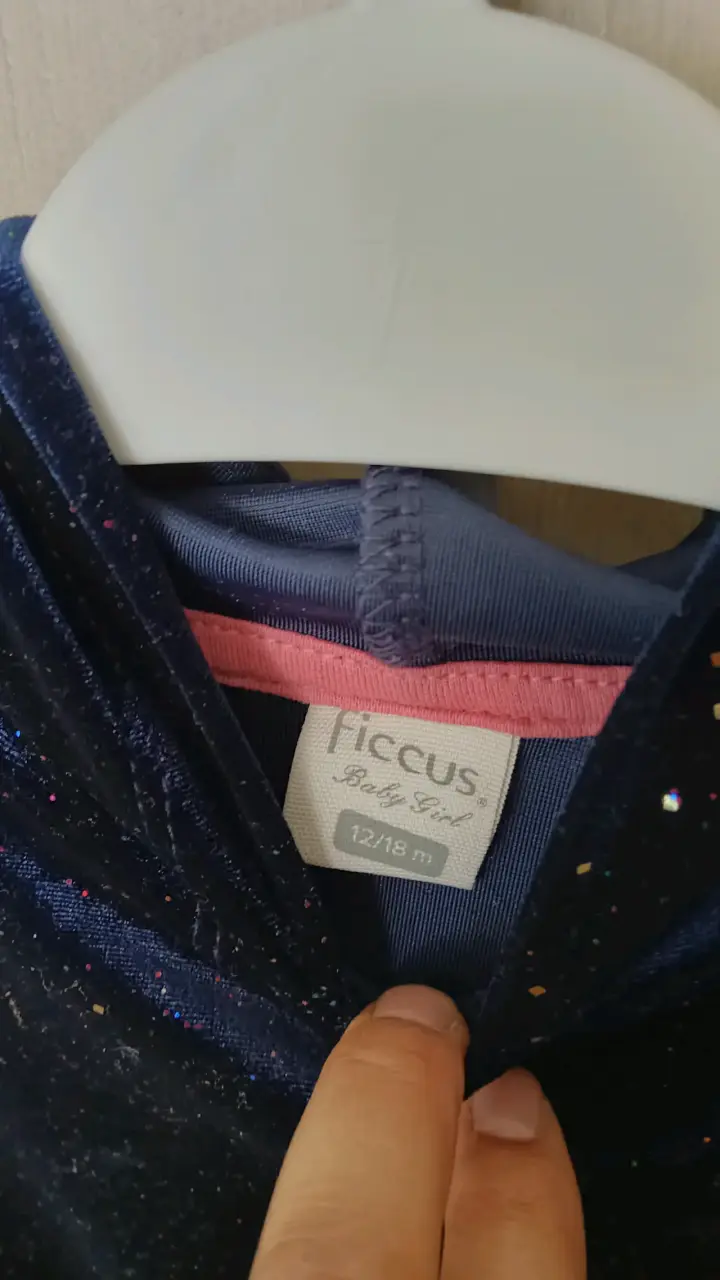 Vestido de niña con capucha y diseño estrellado - 2