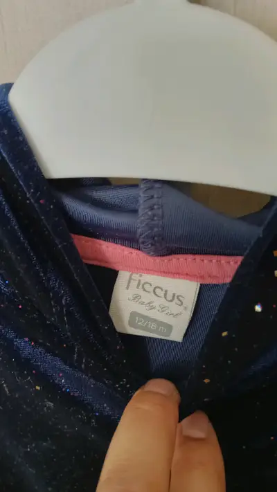 Vestido de niña con capucha y diseño estrellado - miniatura 2